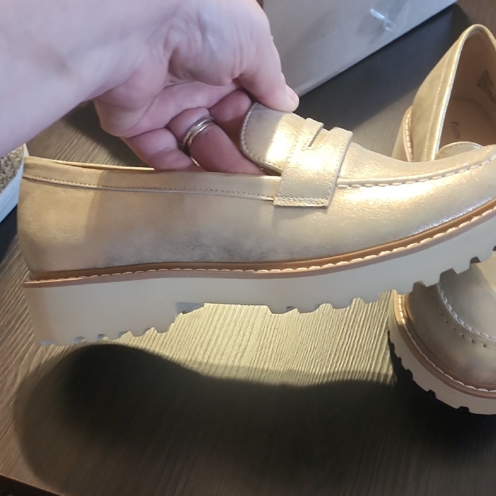 Pierre Dumas Women’s Metallic Gold Flats with Lugsoles 10 - Picture 2 of 8